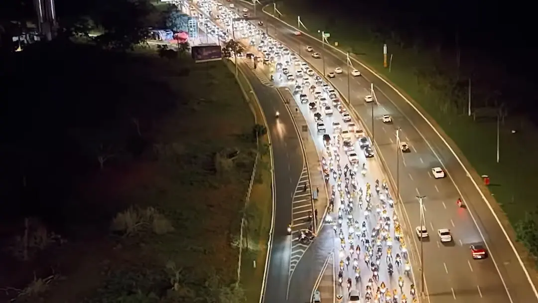 Motos e carros ocupam a pista durante a carreata em Brasília a favor de Flávio Bolsonaro e Celina Leão