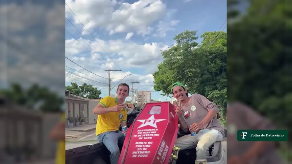 Carreata em João Pinheiro: apoiadores ao lado de um caixão vermelho com a estrela do PT na traseira de uma caminhonete