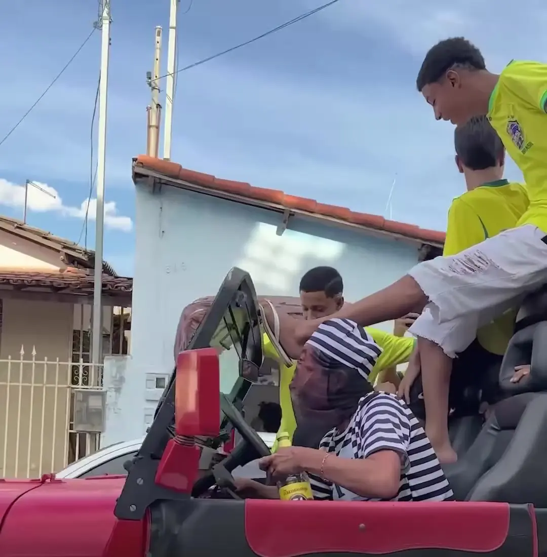 Carreata em João Pinheiro: participante fantasiado de Lula com roupa de presidiário em um jipe vermelho