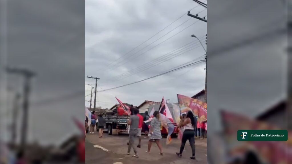 Camionete, pessoas a pé e bandeiras durante a carreata por Lula, em rua do bairro Serra Negra, em Patrocínio