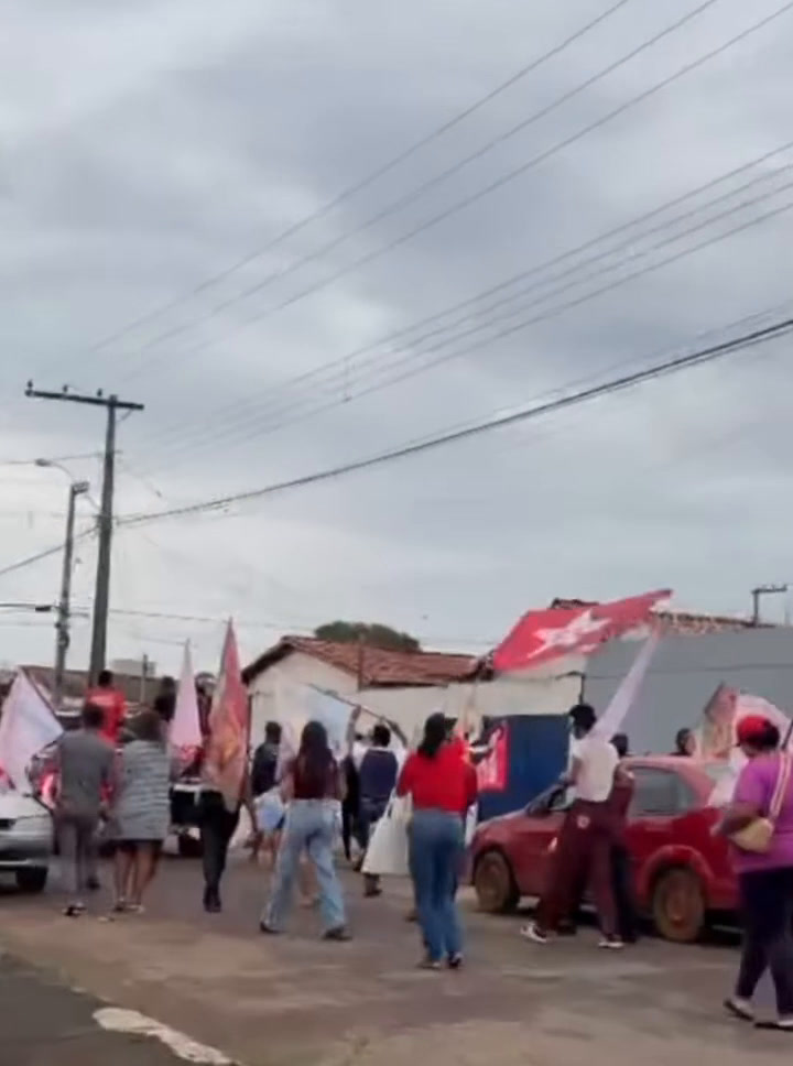 Pessoas a pé e carros durante a carreata por Lula no bairro Serra Negra, em Patrocínio