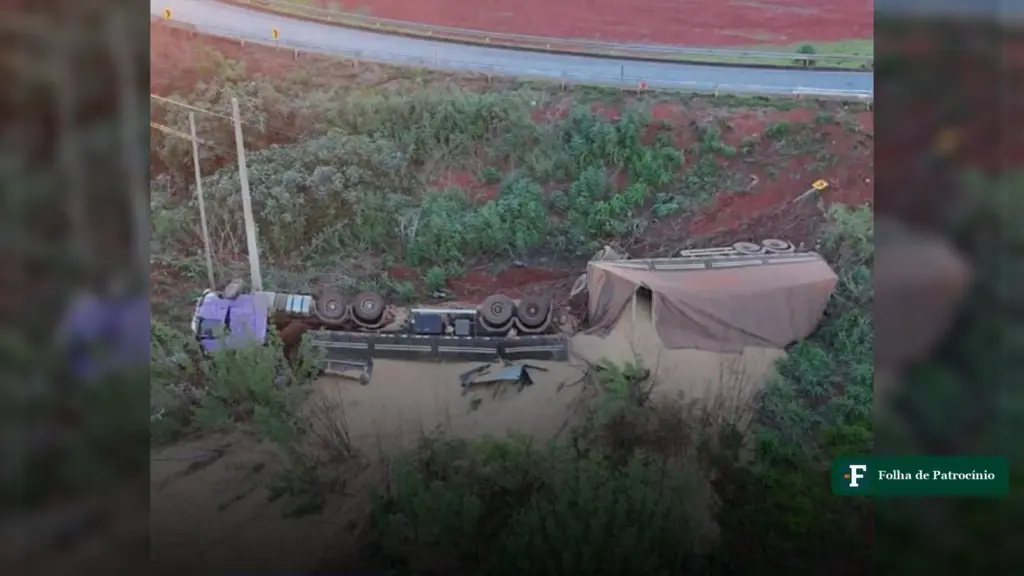 Carreta em Uberlândia tombada em ribanceira do Anel Viário Ayrton Senna, na BR-365, com grãos de soja espalhados