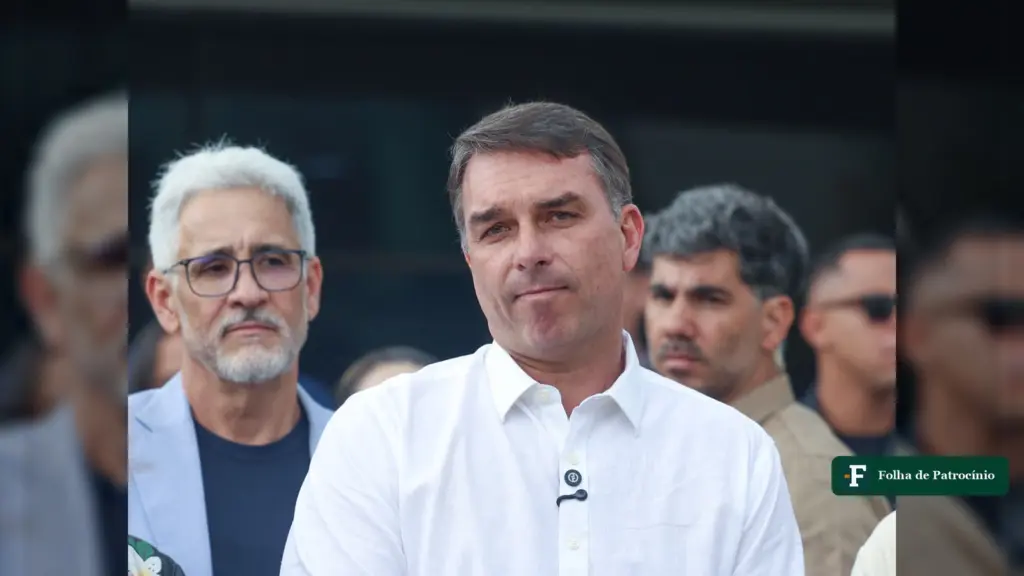 Carta de Flávio: o senador Flávio Bolsonaro, de camisa branca, em Brasília