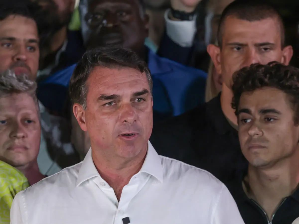 Autor da carta de Flávio, o senador fala a jornalistas depois do segundo turno