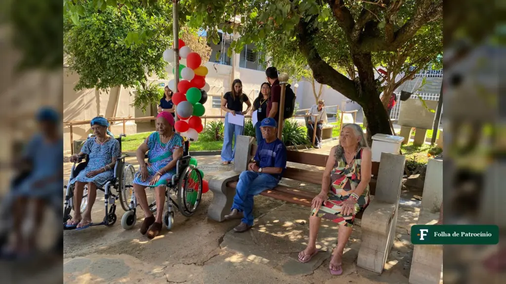Idosos no pátio da Casa do Idoso de Patrocínio durante ação de alunos do Unicerp em 2025
