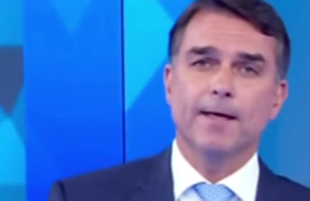 Flávio Bolsonaro gesticula ao falar do caso Ana Clara no debate da Globo