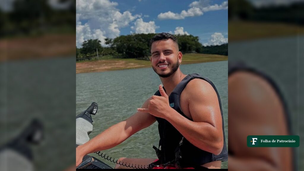 Jovem sorrindo em foto de passeio, vítima da queda de ponte durante a cavalgada em Galena