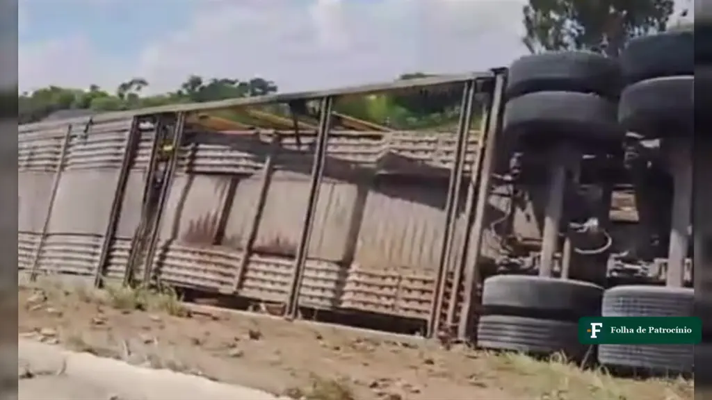 Carreta cegonha deitada de lado com as rodas para o alto no acostamento, no trevo onde a cegonha tomba em Brejo Bonito