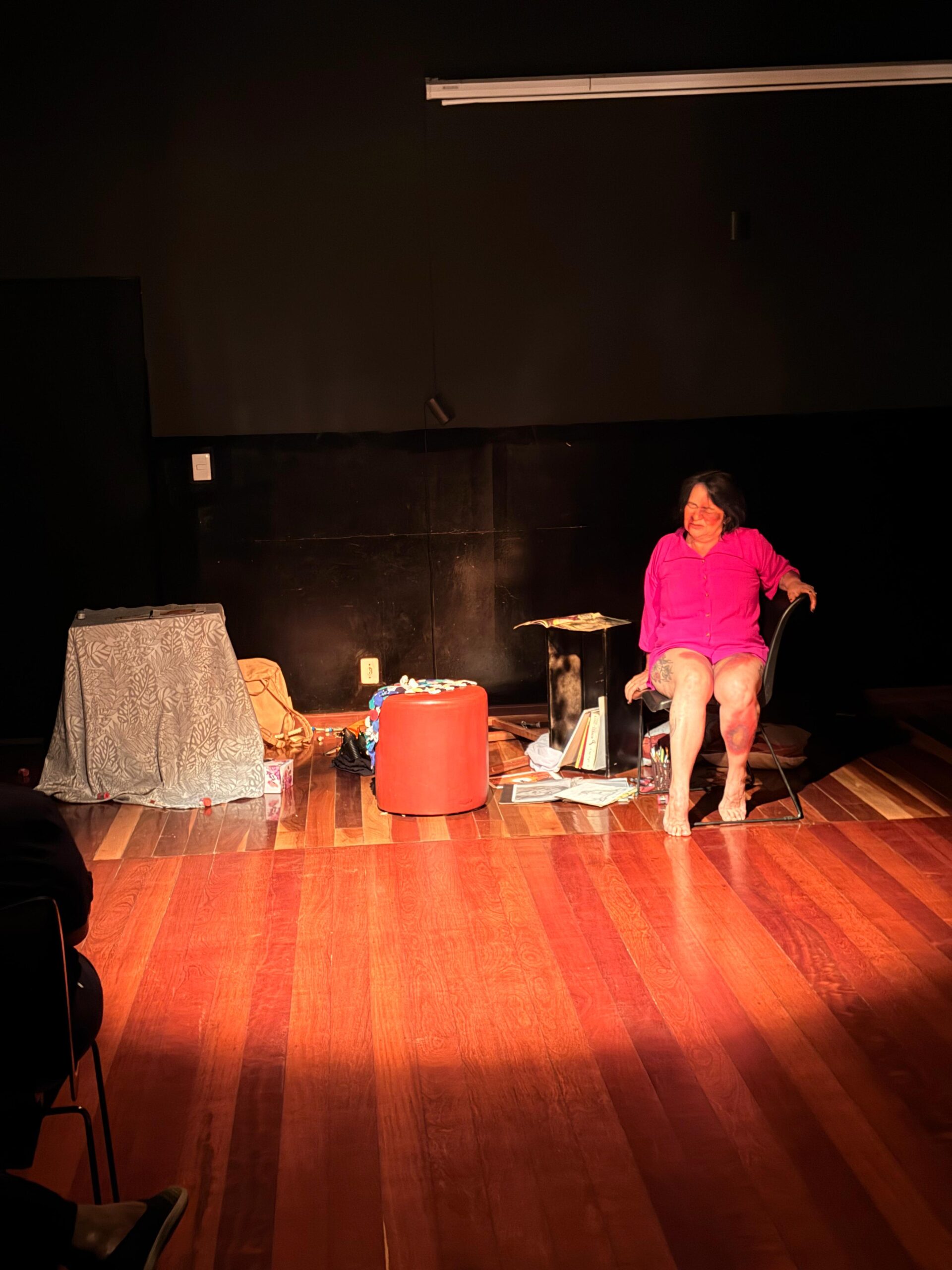 Atriz em cena no teatro do CEU das Artes, onde será apresentado o espetáculo Homem-Bomba