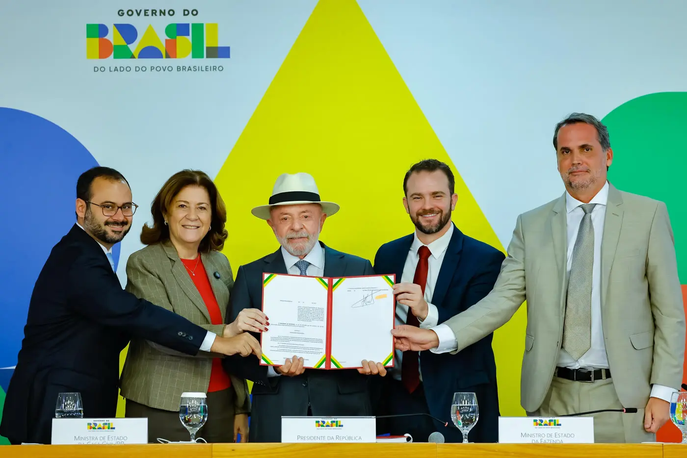 Centro da meta fiscal: Durigan, à direita, em assinatura de medida provisória ao lado de Lula