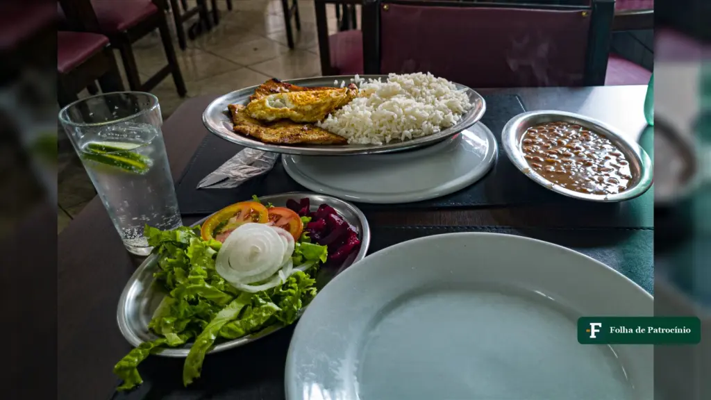 Prato com arroz, feijão, bife, ovo frito e salada, itens da cesta básica mais cara do país (foto: Tet, CC0)