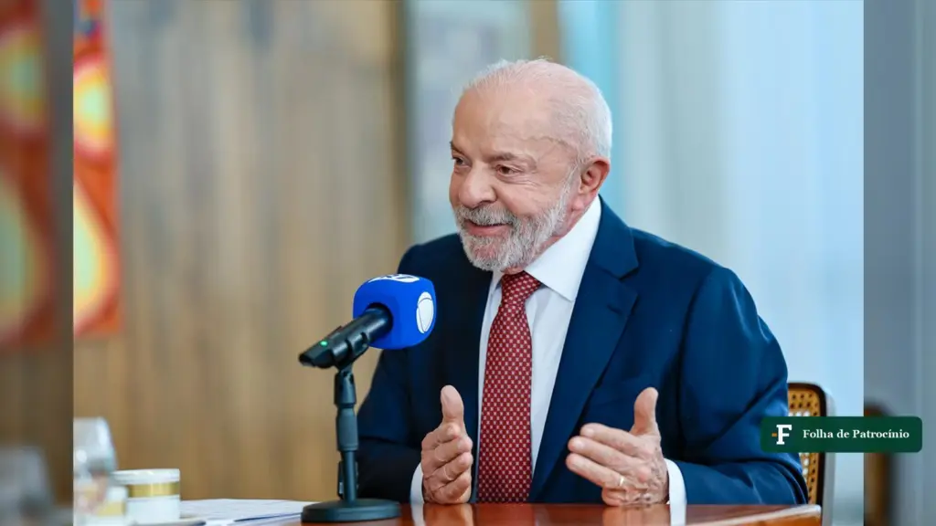 Lula fala ao microfone em entrevista; checagem do debate da Band analisou as falas dos dois candidatos