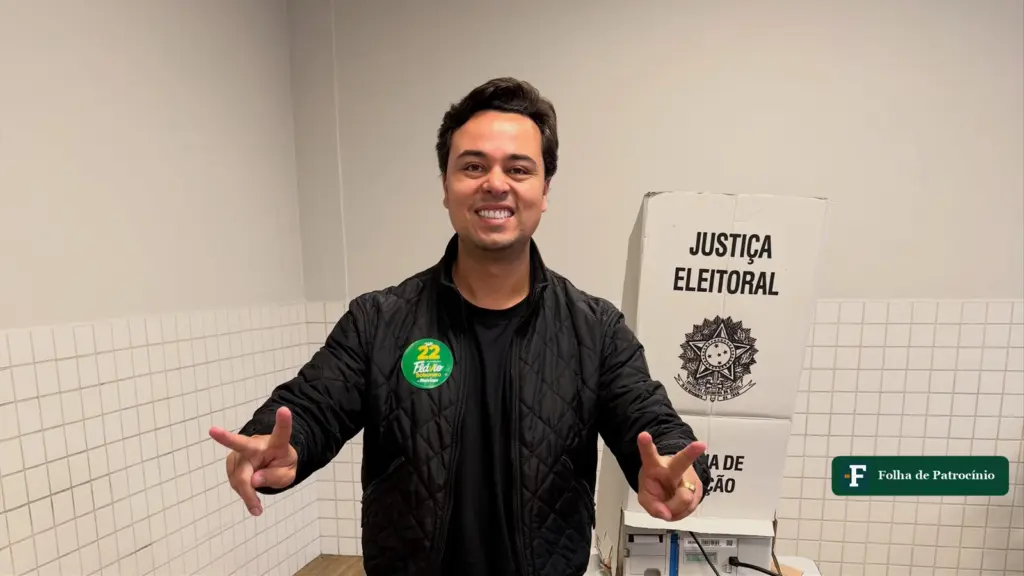 Chiquini vota no 2º turno: o deputado sorri ao lado da urna e da cabine da Justiça Eleitoral