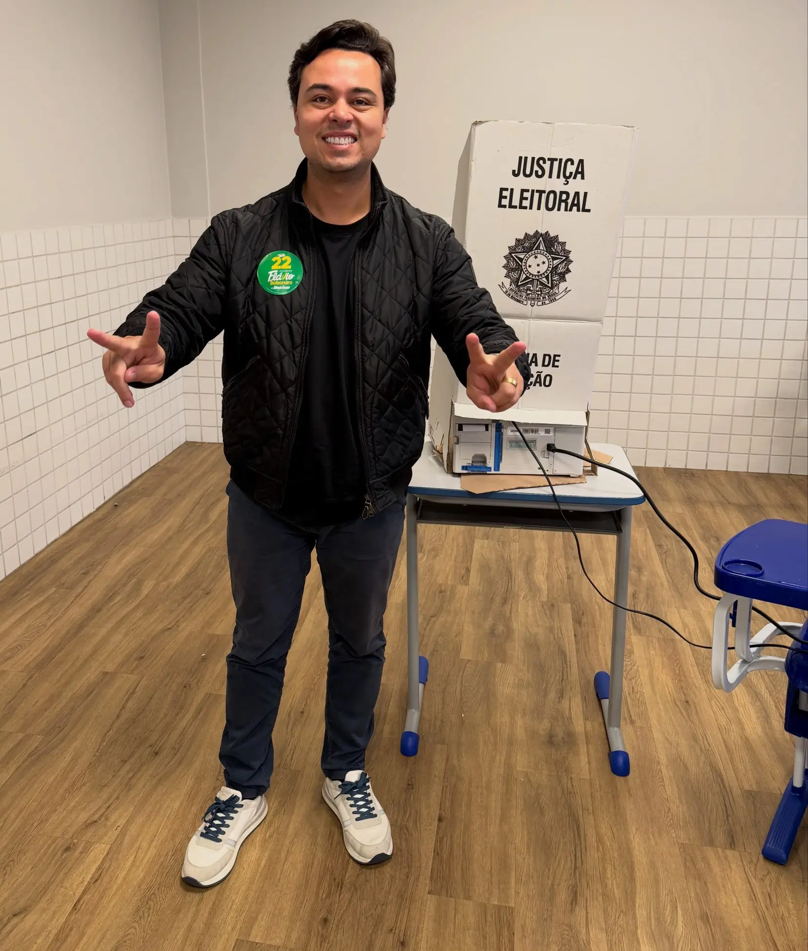 Chiquini vota no 2º turno: o deputado com adesivo do 22 na jaqueta, na seção eleitoral