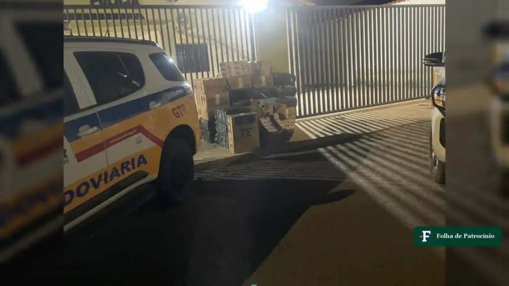 Caixas de cigarros contrabandeados apreendidas ao lado de viatura da Polícia Militar Rodoviária