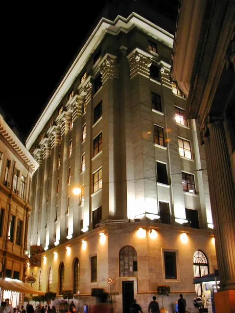 Prédio histórico da bolsa de valores de São Paulo iluminado à noite