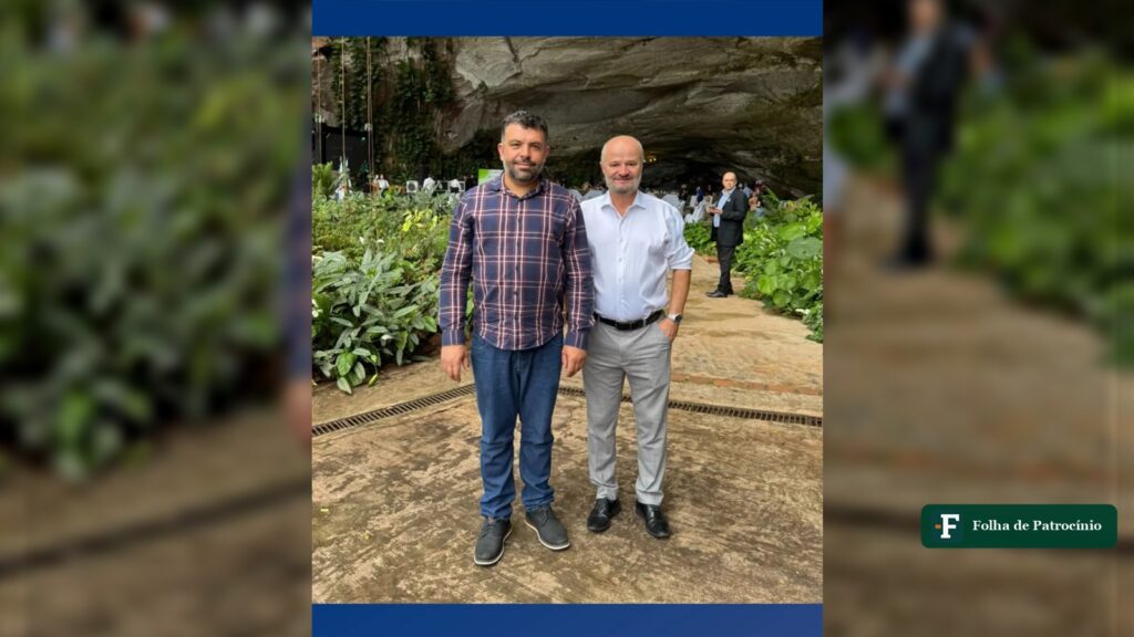 Dois participantes do Circuito Regional E-Minas posam na Gruta dos Palhares, em Sacramento