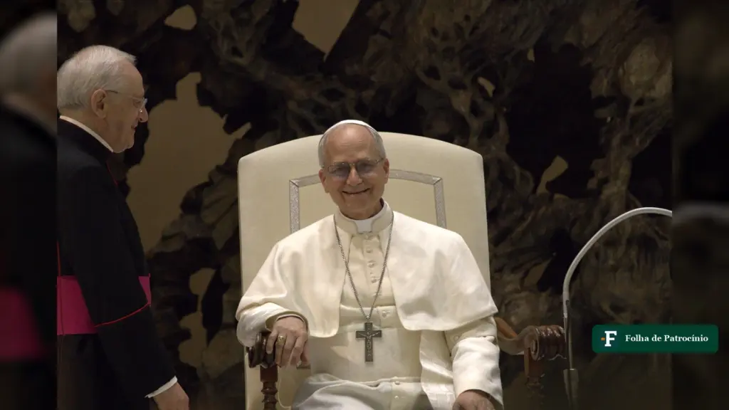 Papa Leão XIV sentado em audiência no Vaticano, sorrindo, antes da cirurgia do Papa Leão XIV