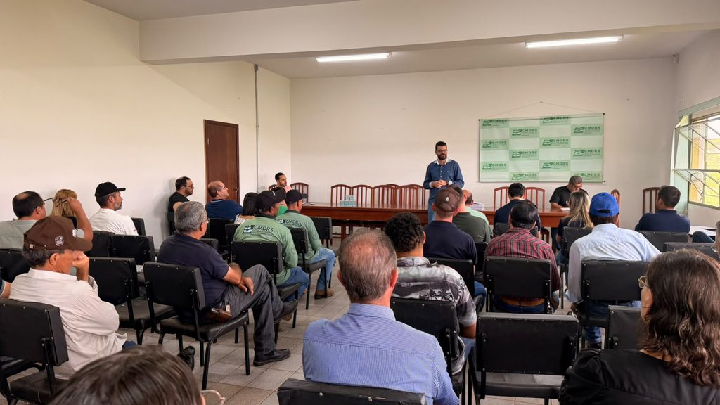 Produtores e representantes de entidades acompanham a reunião do CMDRS em Patrocínio