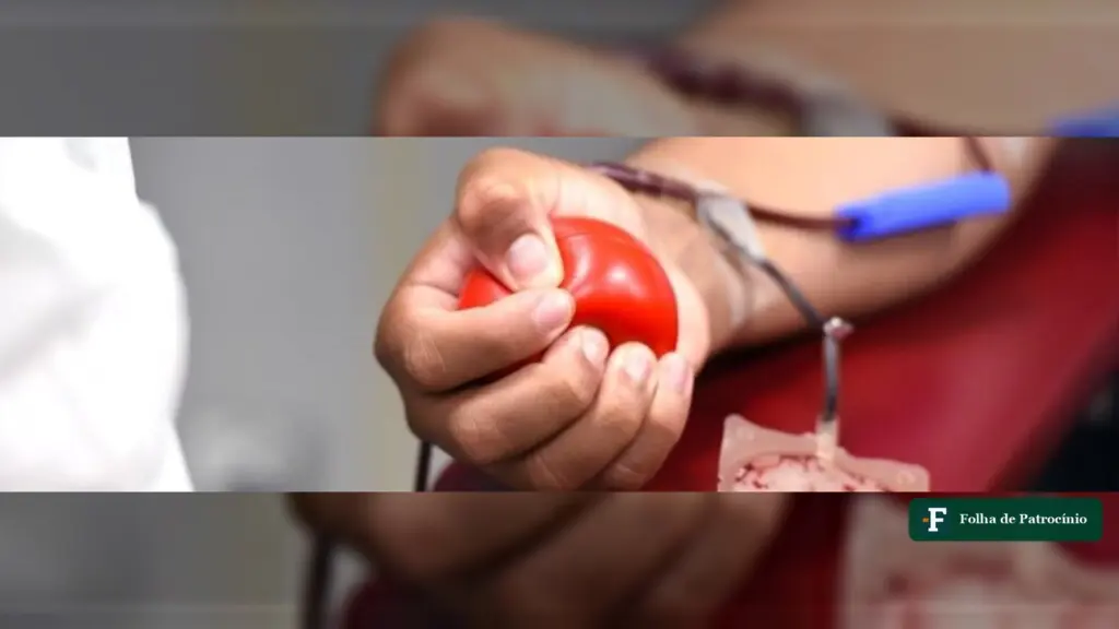Coleta extra de sangue em Patrocínio: mão aperta uma bolinha vermelha durante a doação, com a bolsa de sangue ao lado