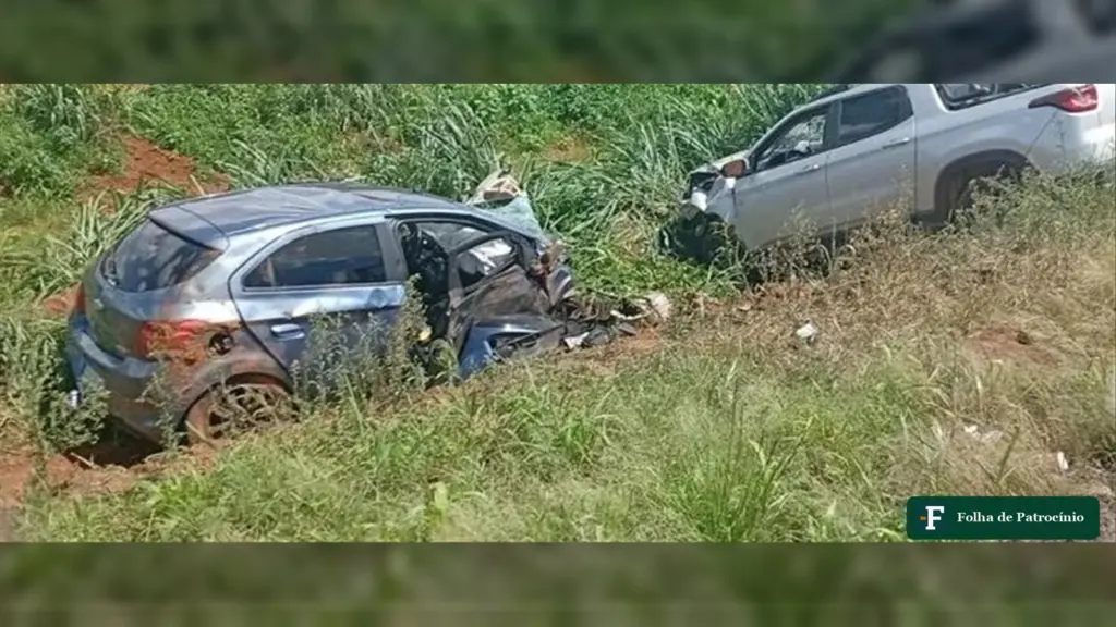 Onix e Toro após a colisão frontal na BR-365, entre Patrocínio e Uberlândia