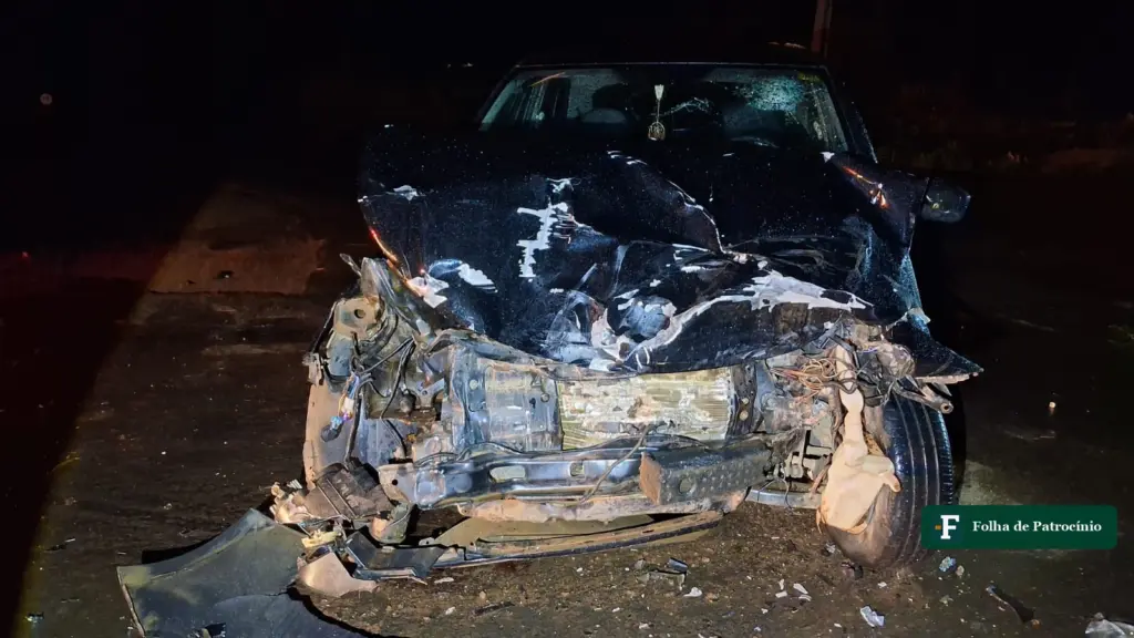VW Gol com a frente destruída depois da colisão na MG-230, em Rio Paranaíba, à noite