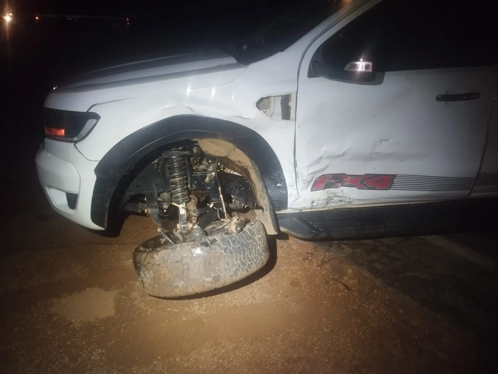 Ford Ranger branca com a roda dianteira arrancada e a lateral amassada depois da colisão na MG-230