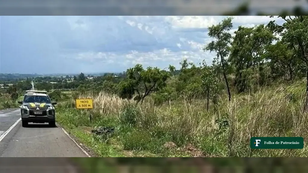 Viatura da PRF na pista da colisão traseira na BR-365, em Patrocínio