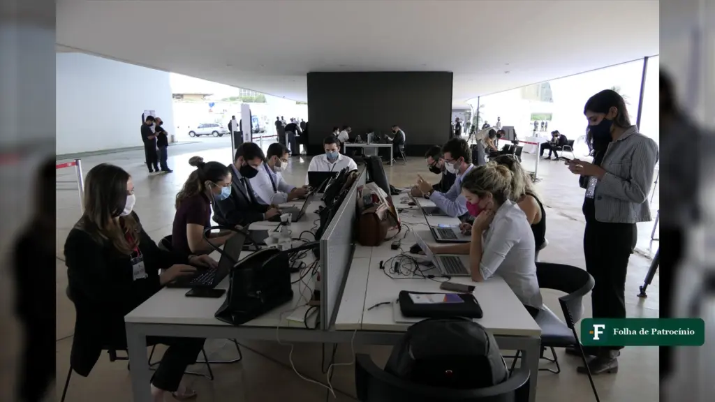 Jornalistas no Centro de Divulgação das Eleições do TSE, cena de como termina o segundo turno
