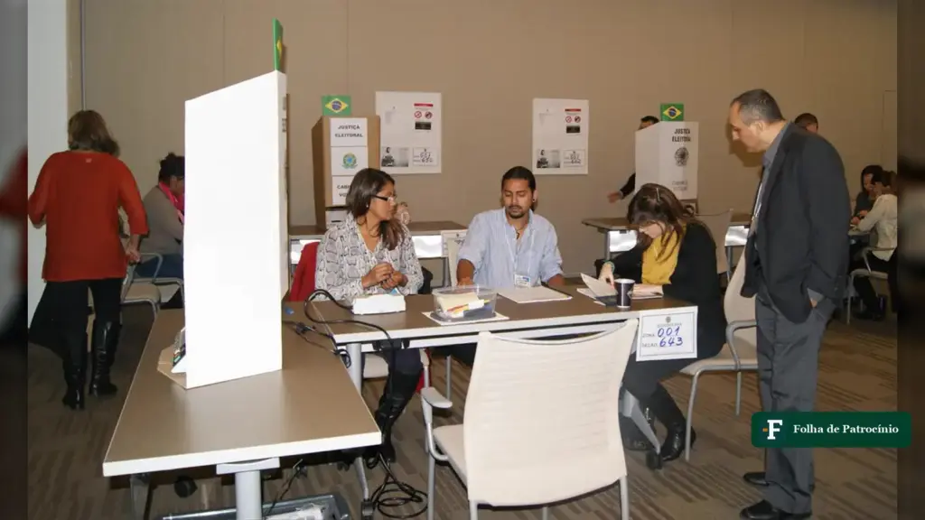 Comparecimento no exterior: mesários atendem eleitor em seção eleitoral brasileira montada nos Estados Unidos (Foto: Leandra Felipe/Agência Brasil)