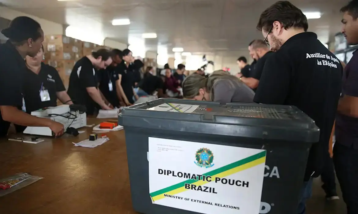 Comparecimento no exterior: urna preparada para envio às seções fora do Brasil, em mala diplomática