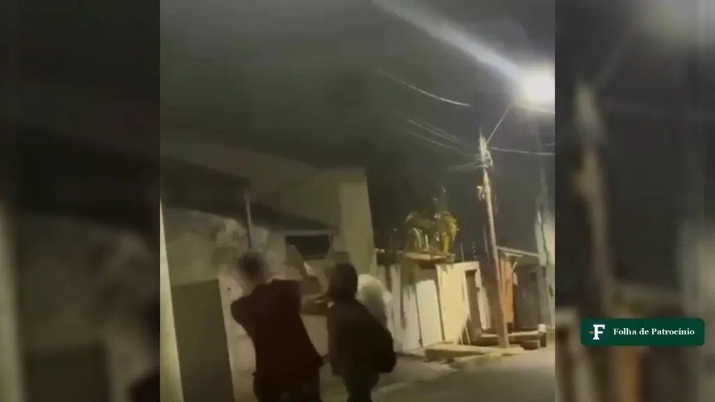 Rua do Centro de João Pinheiro à noite, cenário da confusão em João Pinheiro registrada em vídeo