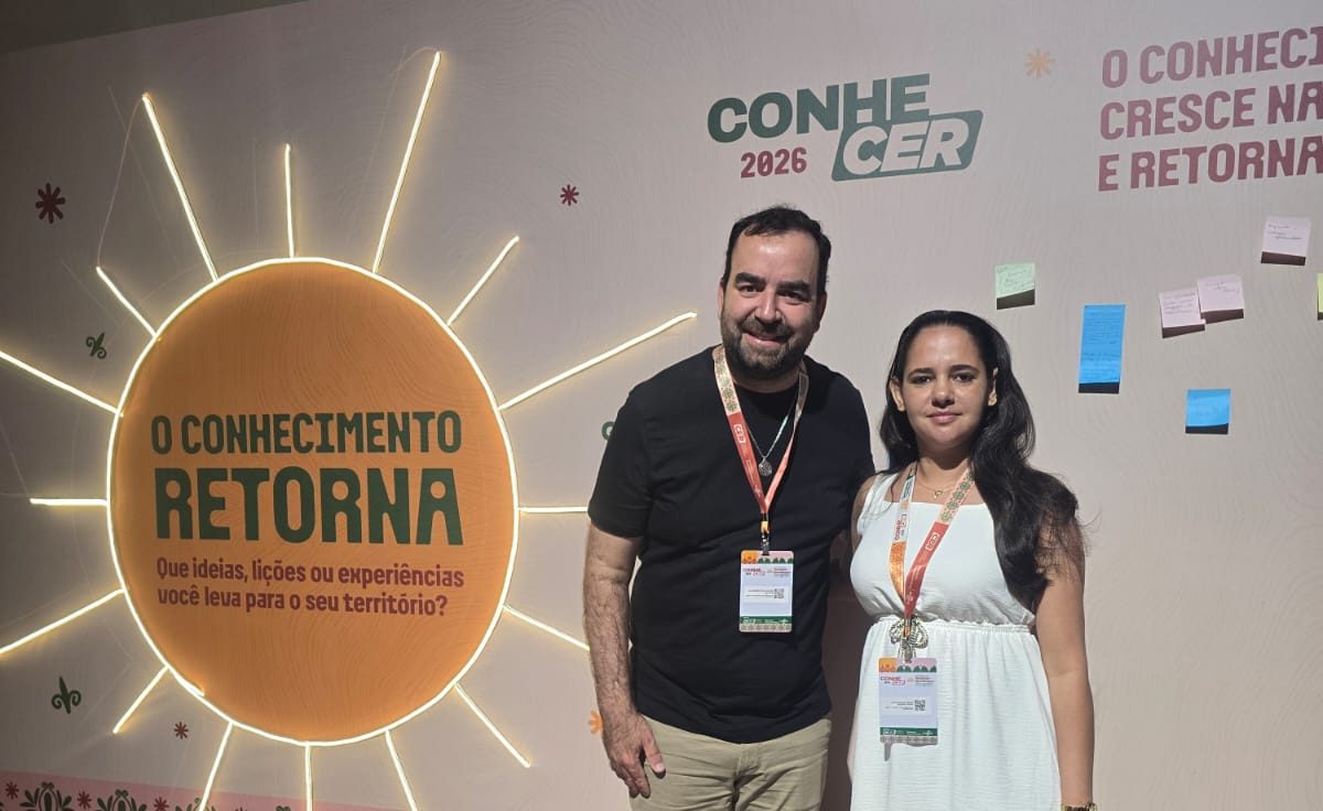 Representantes de Patrocínio no ConheCER 2026, em Fortaleza, diante do painel do seminário