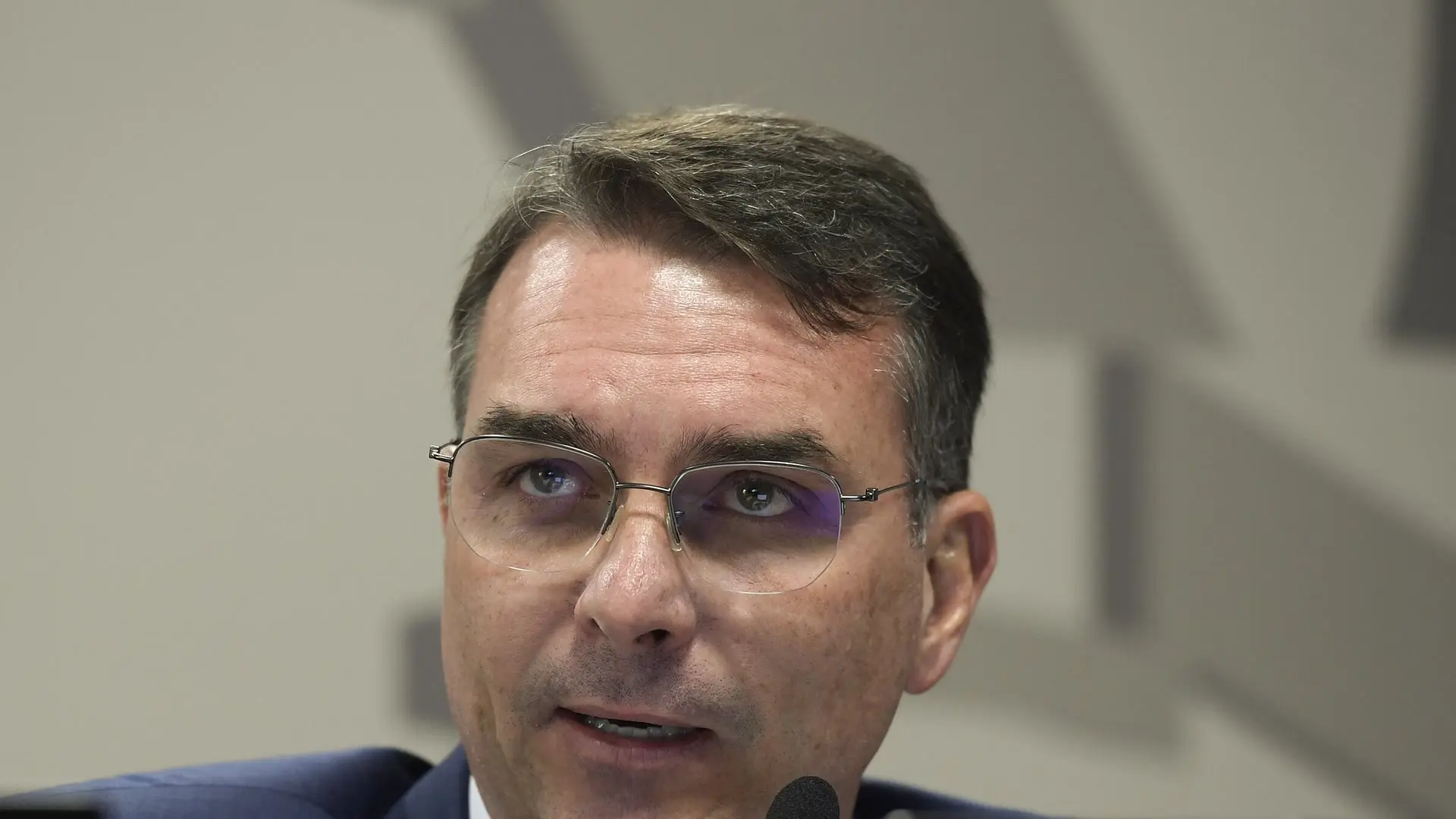 Flávio Bolsonaro no Senado, em foto de arquivo, cujo discurso o conselheiro de Trump divulgou em inglês
