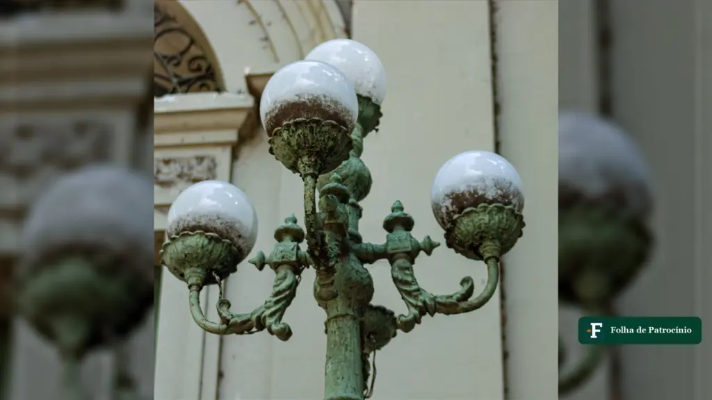 Conta de luz grátis: poste de energia elétrica que atende uma rua residencial