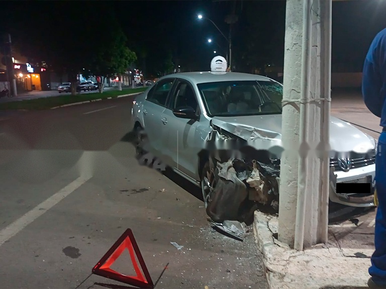 Carro com a frente destruída junto ao poste, resultado da crise convulsiva ao volante na Avenida Faria Pereira