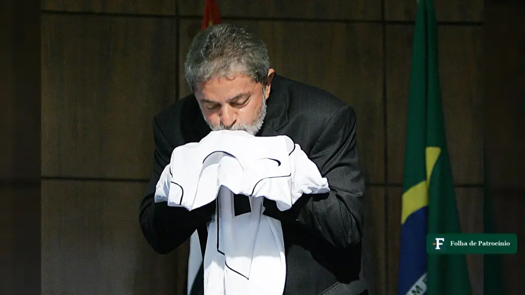 Corinthians na zona de rebaixamento: Lula beija a camisa do clube na inauguração do Memorial do Corinthians, em 2006