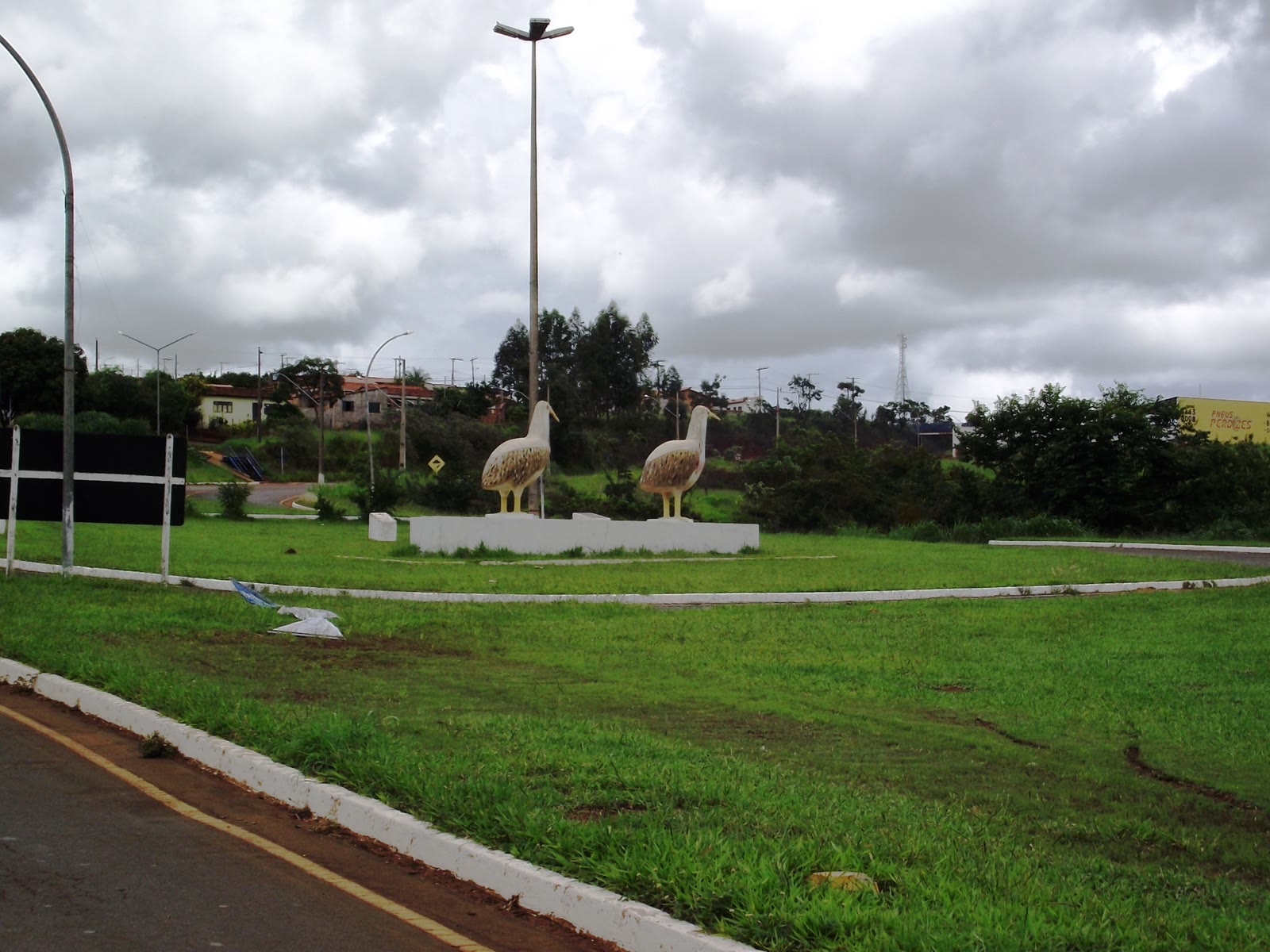 Acesso a Perdizes pela rodovia, com a escultura de perdizes na rotatória
