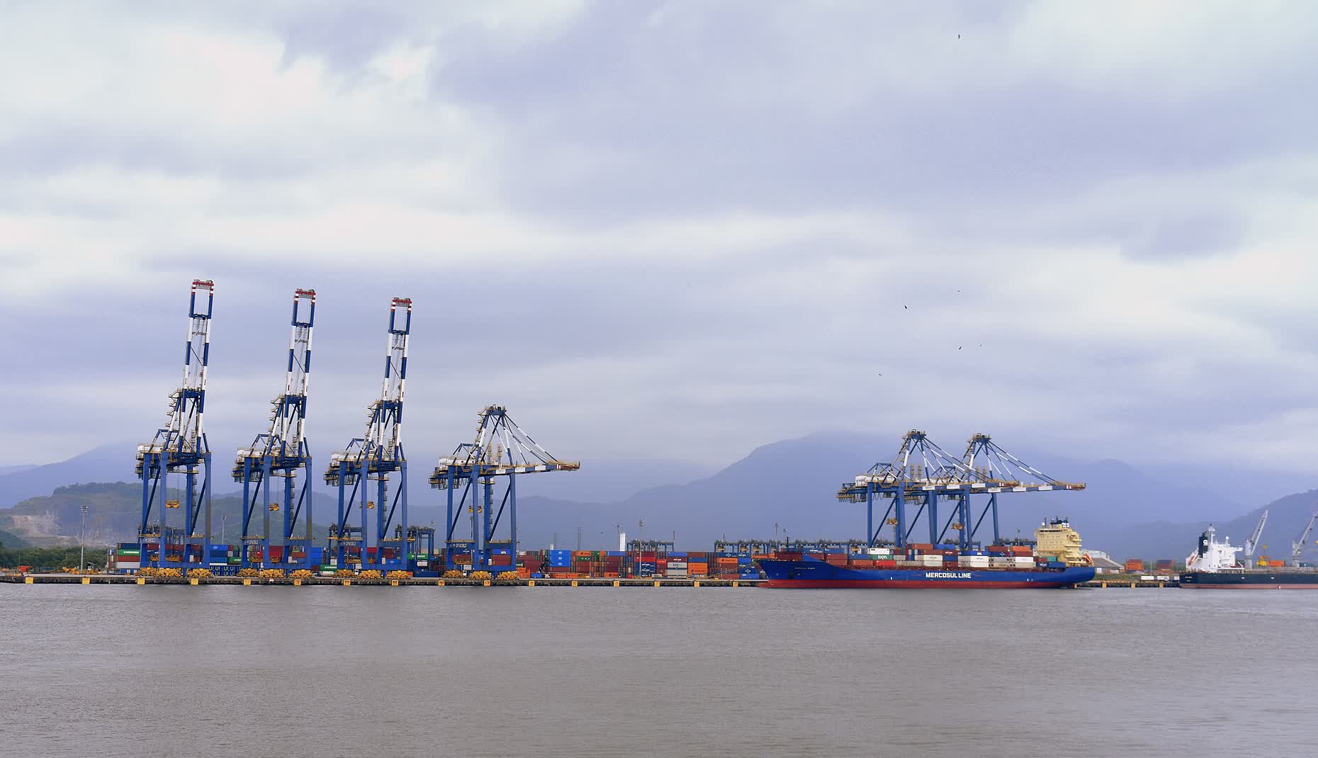 Guindastes e navio de contêineres no Porto de Santos, por onde sai o café para os EUA e o mundo