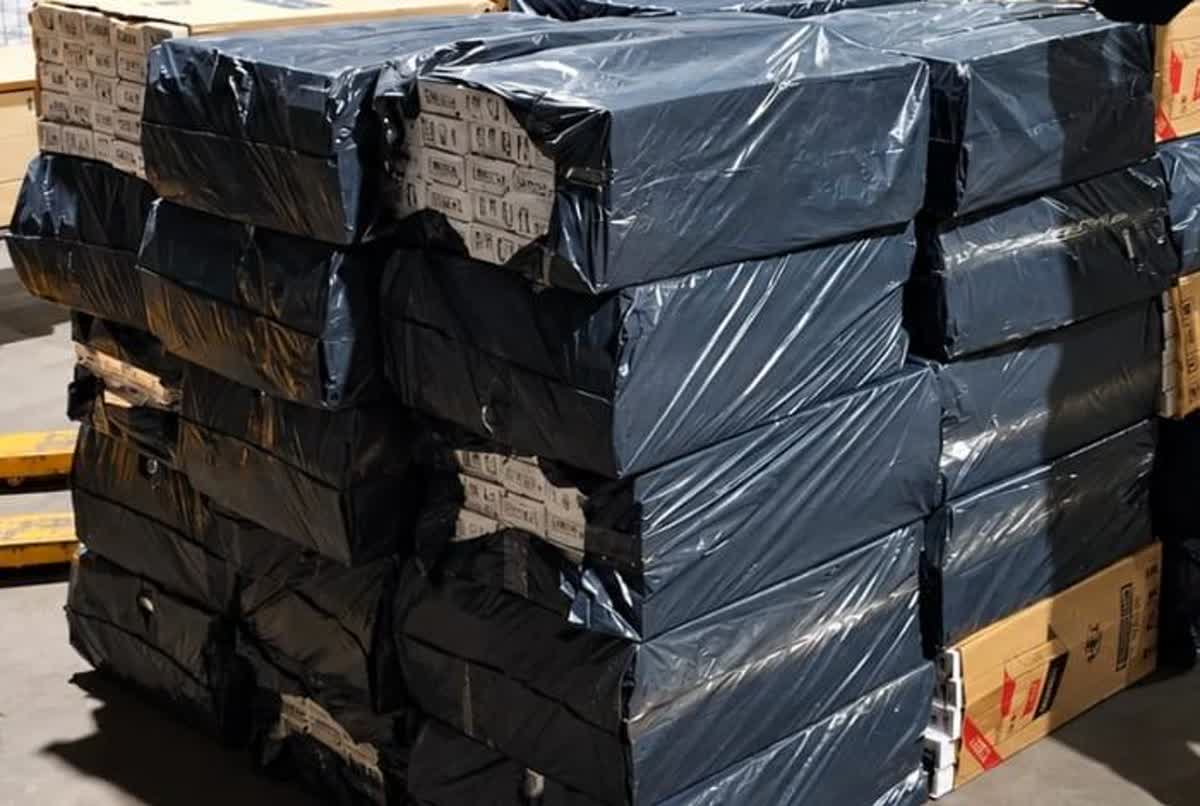 Fardos de cigarros que compõem os 105 mil maços de cigarros apreendidos pela PRF em Uberaba