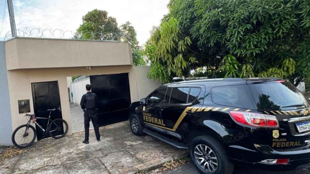 Agente da Polícia Federal durante busca em imóvel na Operação Scutum
