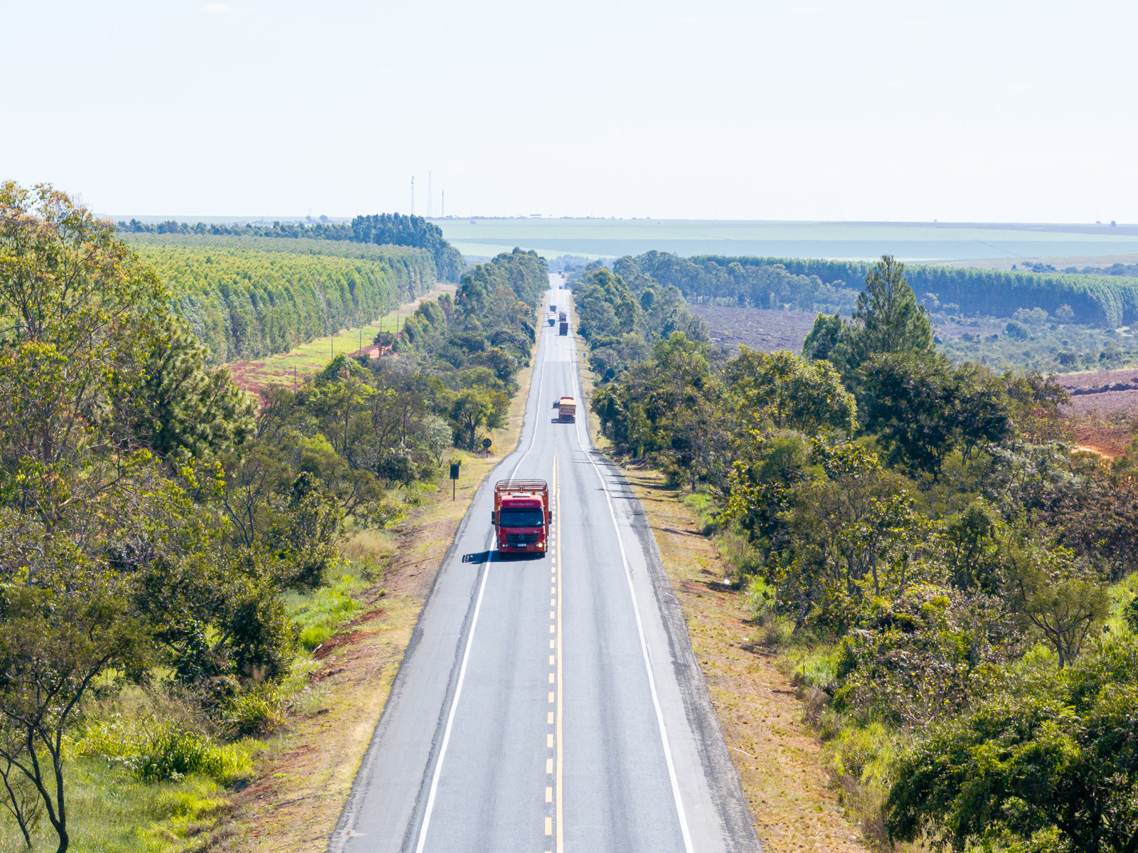 Pista da BR-365 com caminhão e carros, trecho sob concessão da EPR Triângulo e do pedágio da BR-365