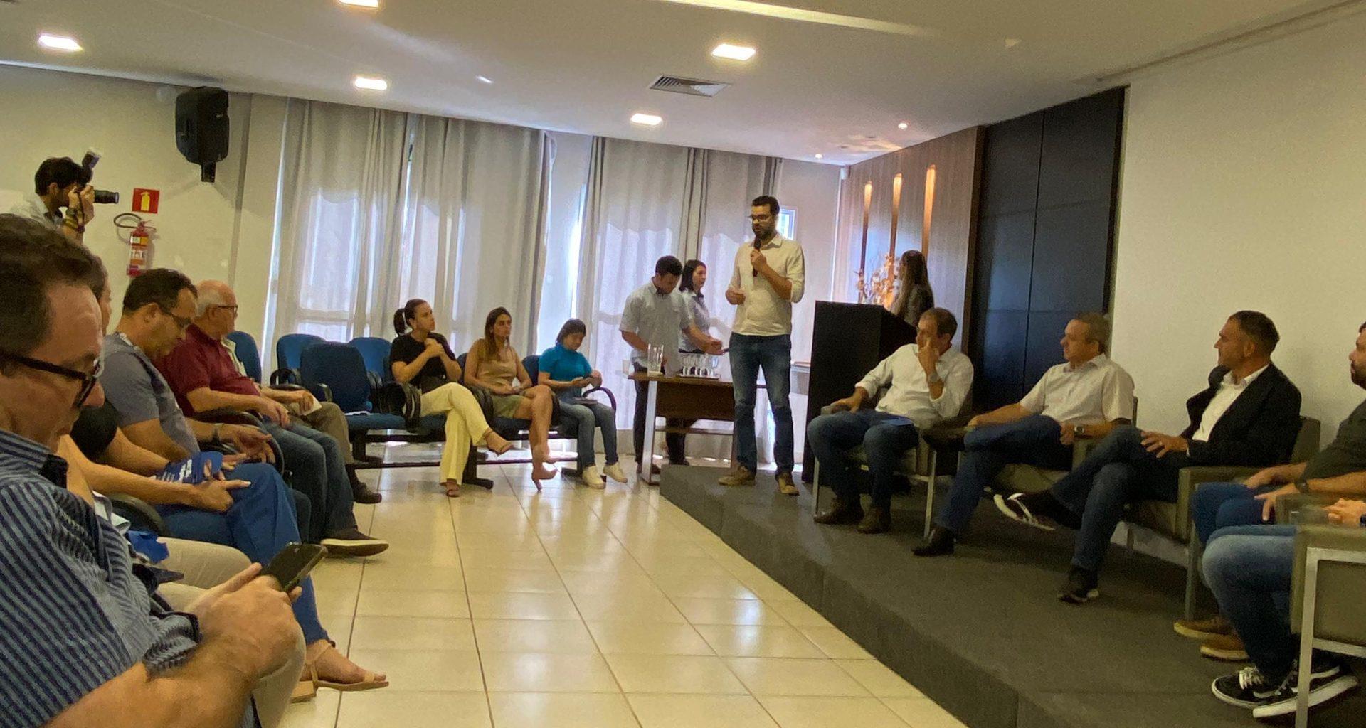 Plateia e mesa de reunião em evento da ACIP, em foto de arquivo que ilustra o Empretec em Patrocínio