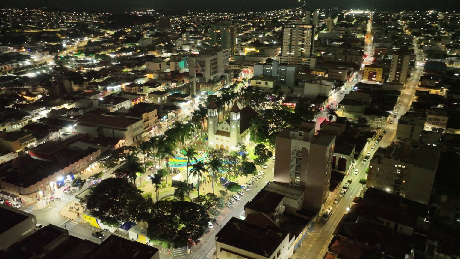 Vista noturna de Patrocínio, cidade sede do Sicoob Coopacredi