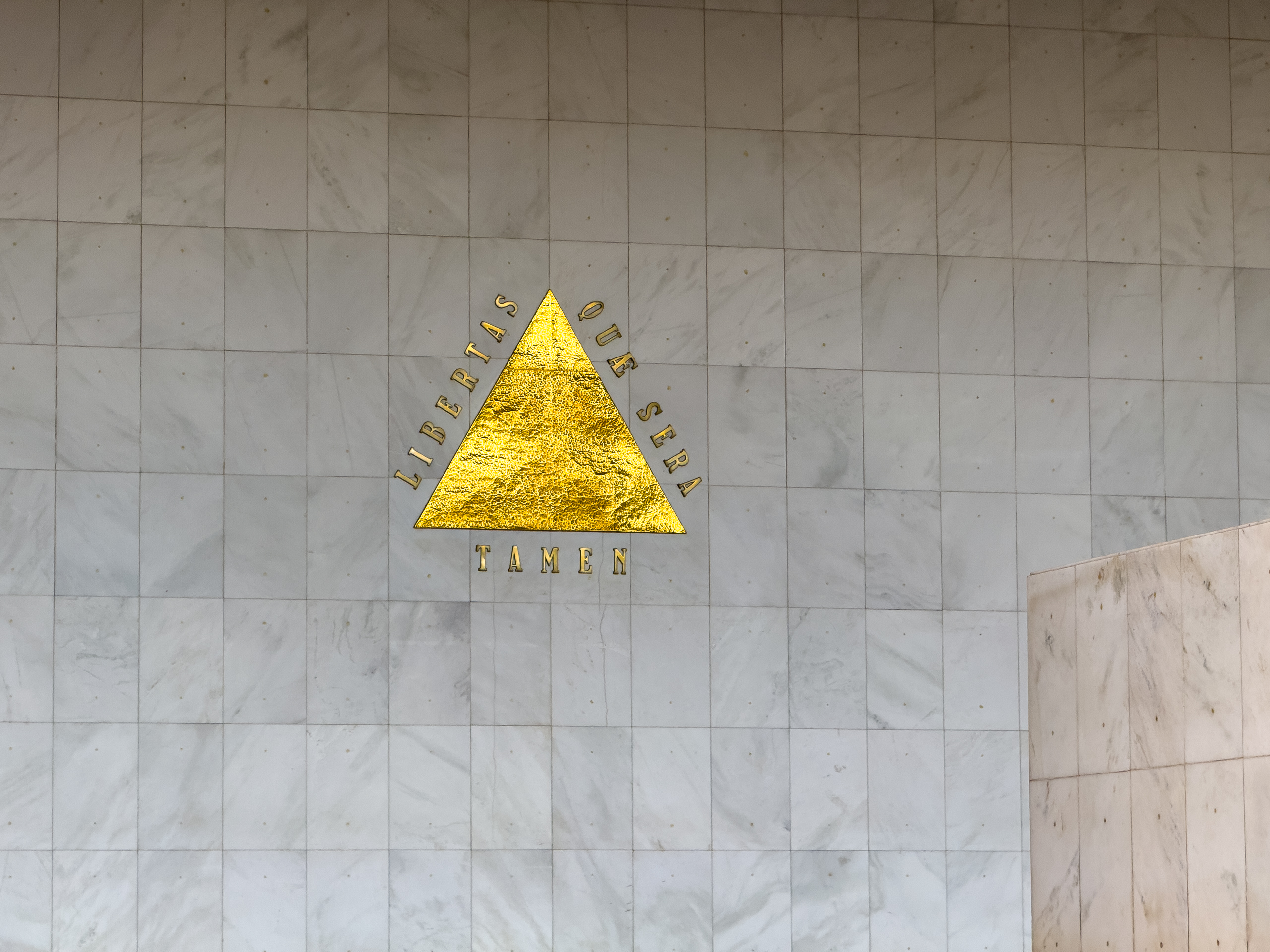 Triângulo dourado do Palácio da Inconfidência, na Assembleia, com o lema Libertas quae sera tamen; os deputados estaduais eleitos ocupam as 77 cadeiras da Casa
