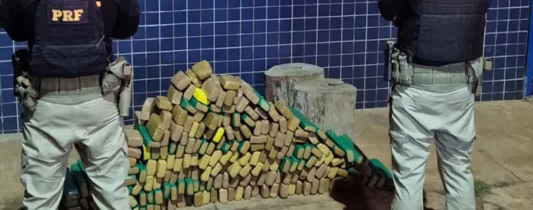 Pilha de tabletes que compõe os 194 kg de maconha apreendidos pela PRF na BR-365