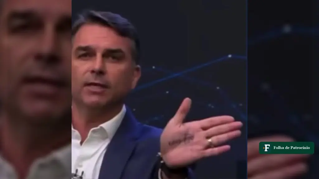 Corrupto na mão: Flávio Bolsonaro mostra a palma escrita durante o debate da Band, em São Paulo