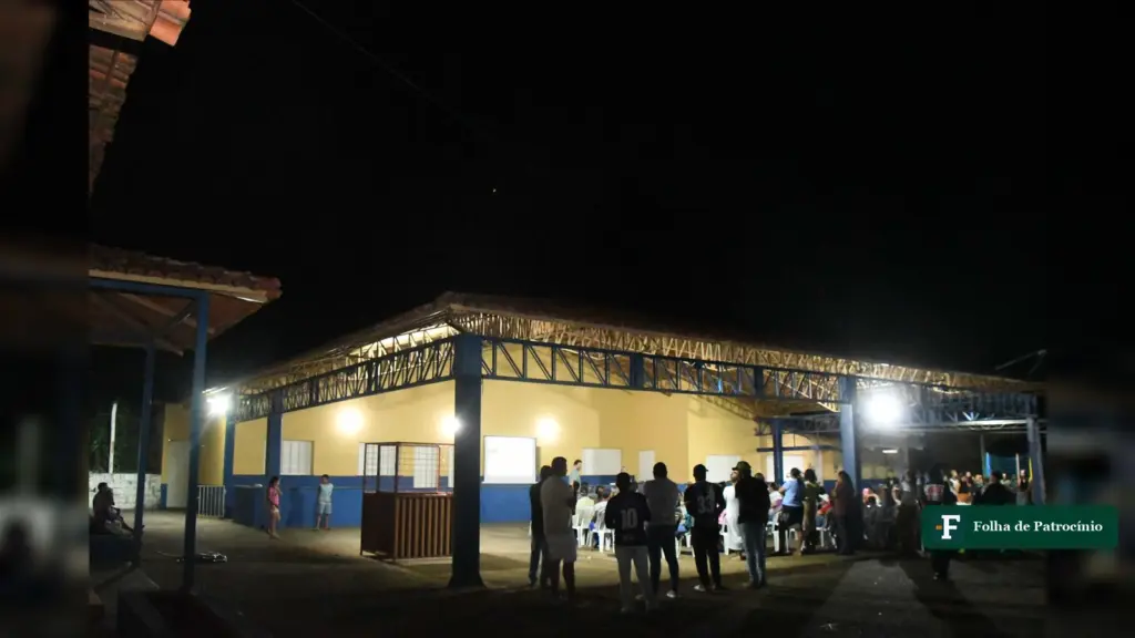 Creche em Martins: moradores reunidos à noite na Escola Joaquim Martins, em Patrocínio