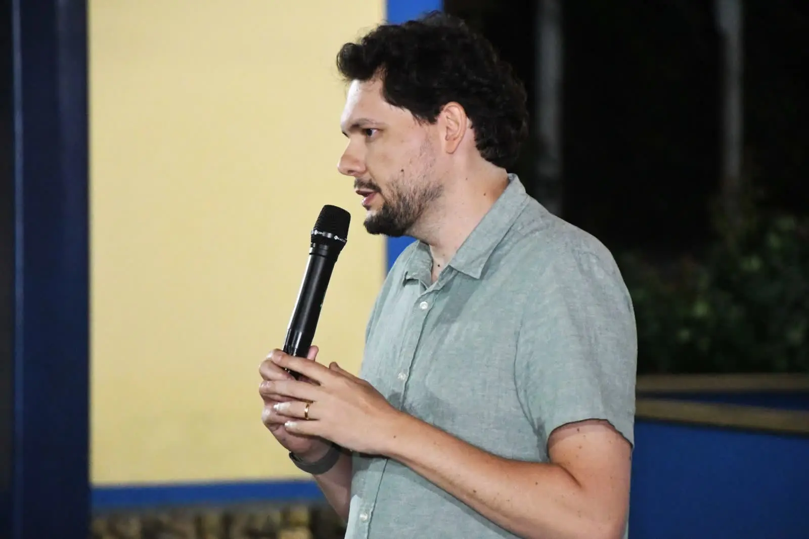 Participante fala em encontro com moradores de Martins sobre a creche em Martins e a ampliação da escola