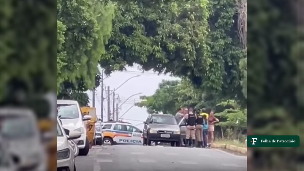 Viatura da Polícia Militar e policiais na rua onde ocorreu o acidente com a criança atingida no Marciano Brandão